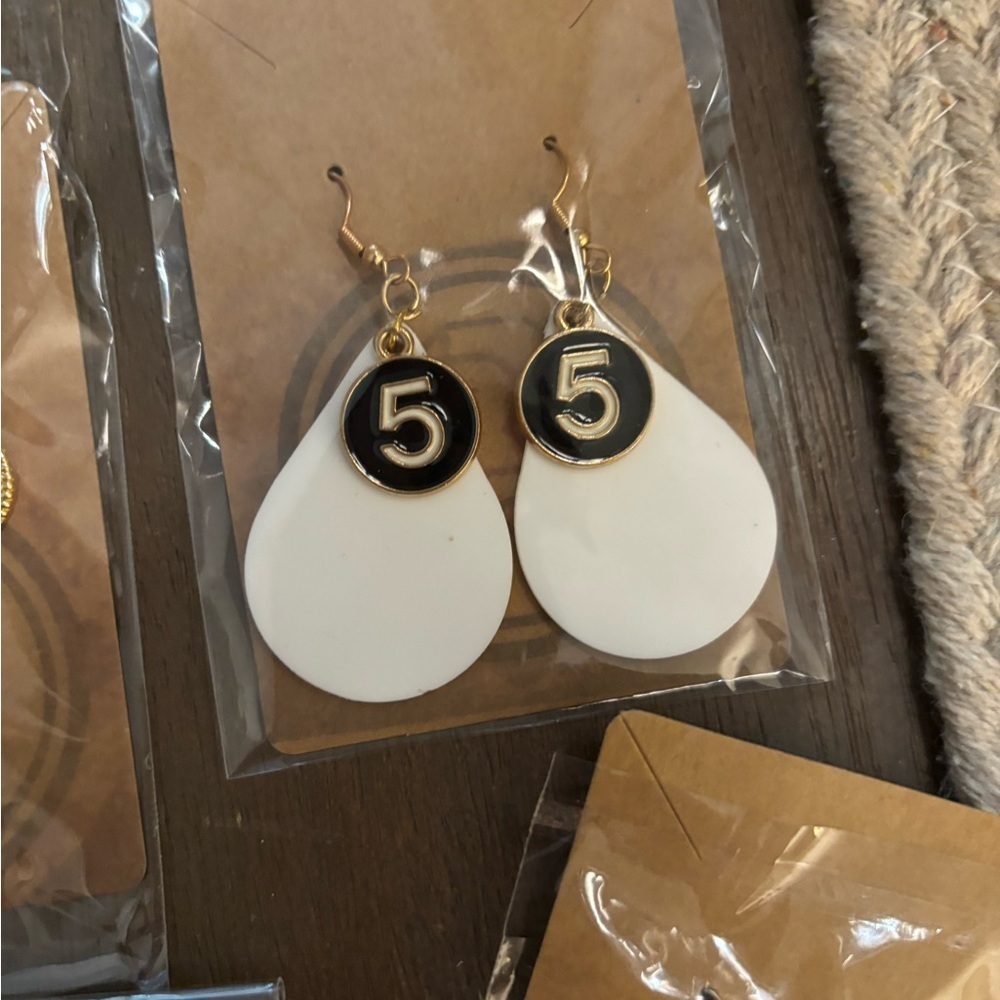 Lot of Assorted Fashion Earrings Sets with Black and White Designs - Picture 4 of 7